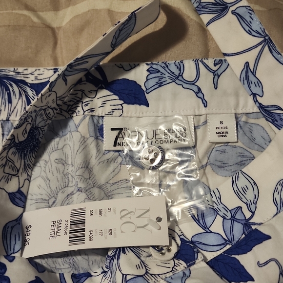 Blue and White Sleeveless Sundress with Square Neck and A-line Style - Picture 3 of 5